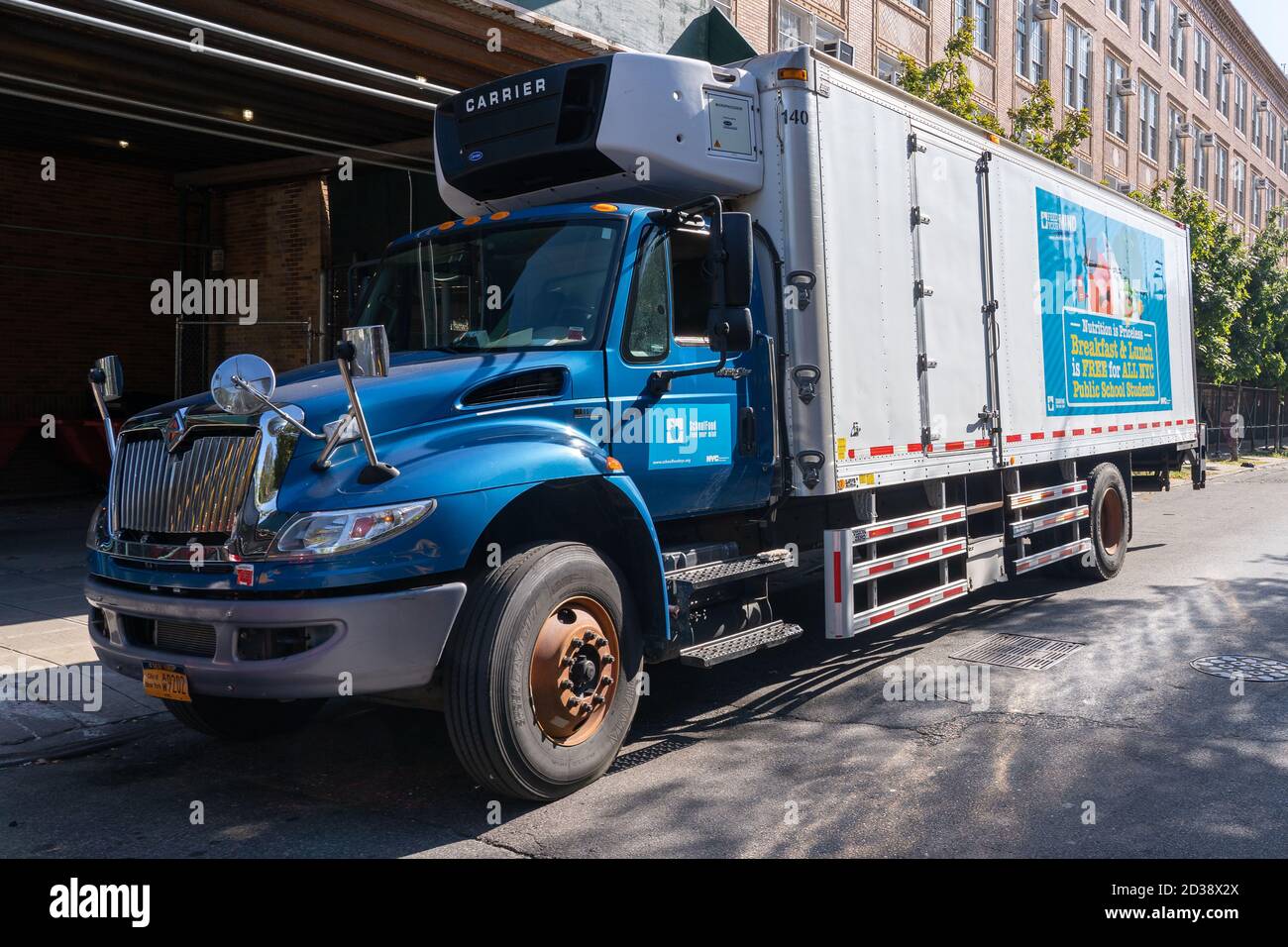 Nueva York, Estados Unidos. 07th Oct, 2020. Un camión de comida refrigerada  visto entregando el almuerzo gratis de la escuela a una Escuela de  Liderazgo y Empoderamiento en el barrio de Borough