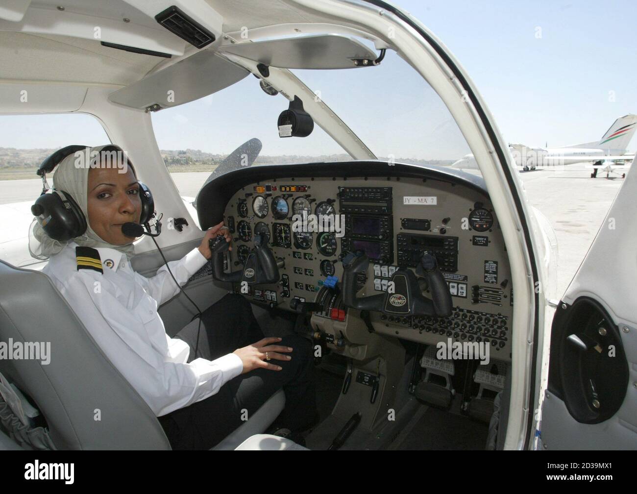 Hanadi Hindi de Arabia Saudita sentado en la cabina del avión American  Piper Archer 2000 antes de despegar en el aeropuerto de Marka en Ammán 30  de abril de 2003. La primera