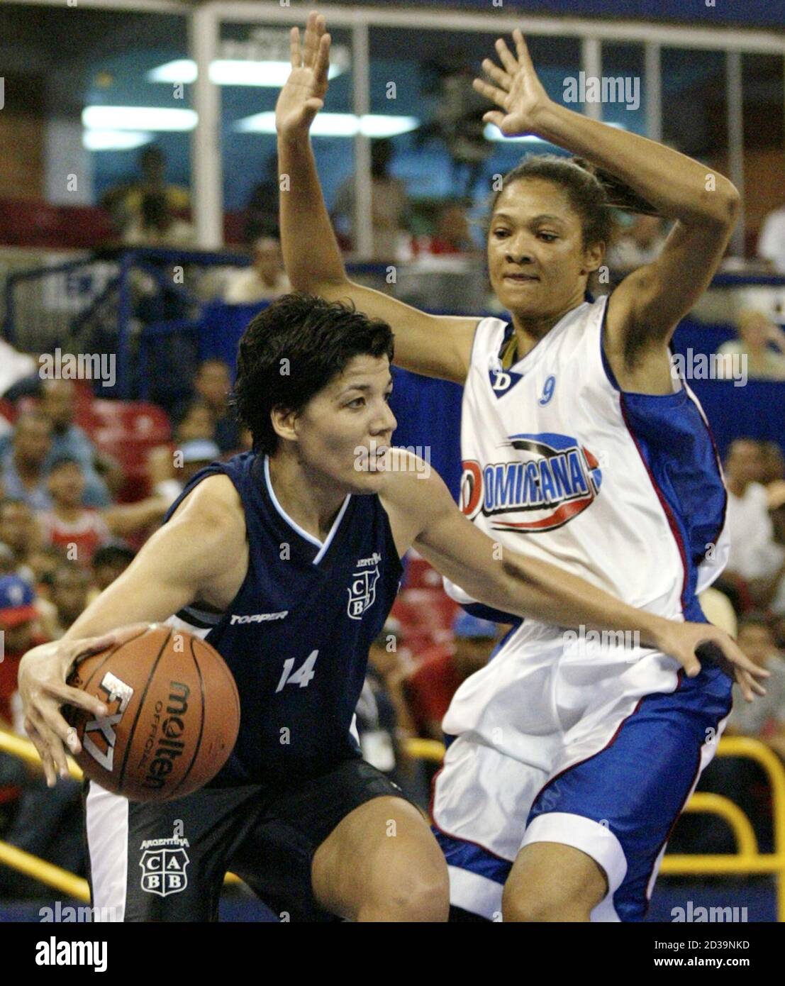La Argentina Erica Sanchez (L) pasa por la República Dominicana Barbara  Santos durante su partido preliminar de baloncesto femenino en los XIV Juegos  Panamericanos en Santo Domingo, 2 de agosto de 2003.