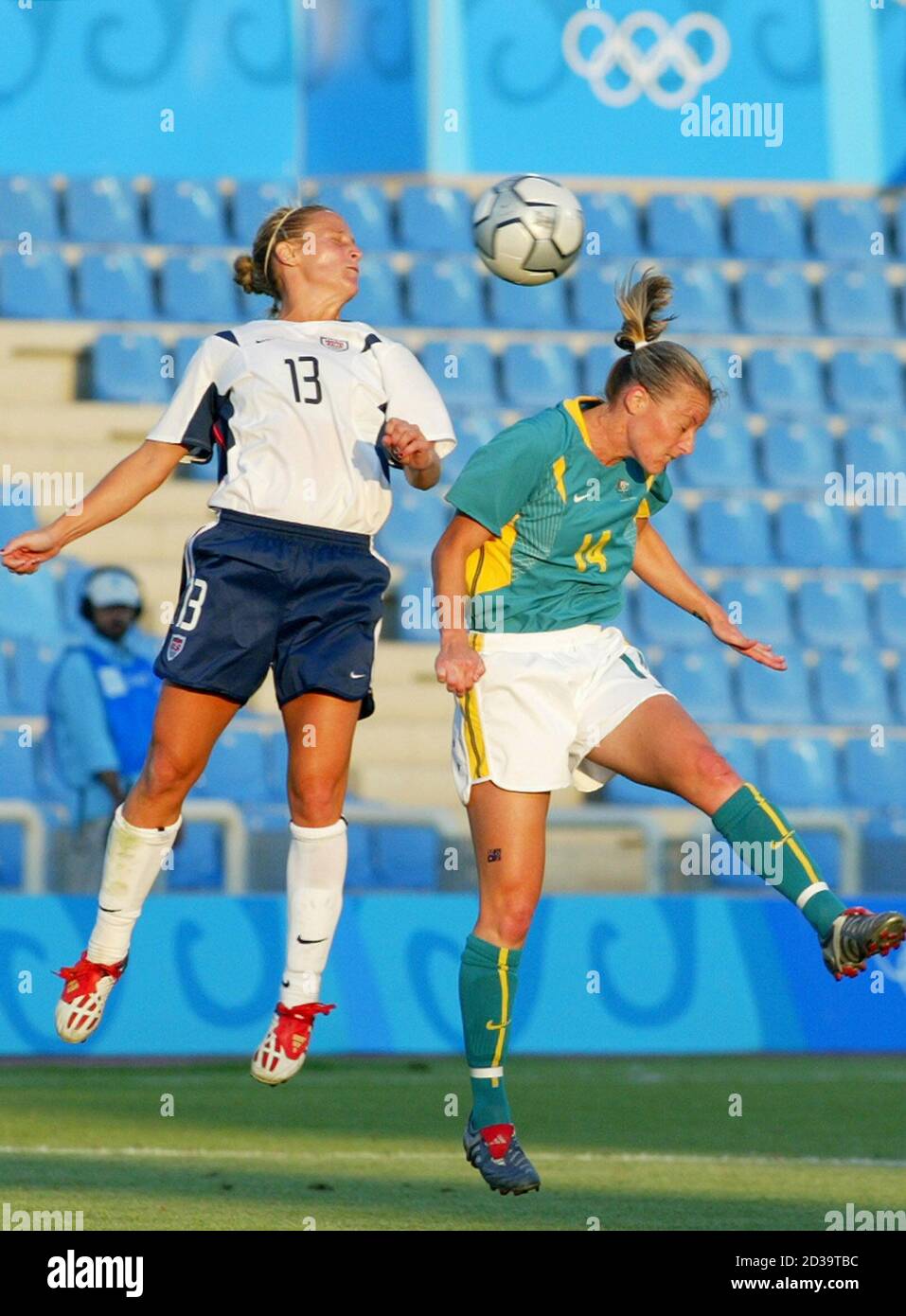 Kristine Lilly (L) de EE.UU. Lucha por el balón contra Gillian Foster (R)  de Australia durante los Juegos Olímpicos de Atenas 2004 primer partido de  fútbol femenino en el estadio Kaftanzoglio en