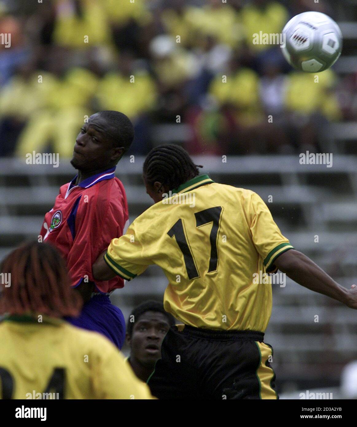 El jugador costarricense Ronal Wiston Parks (L) y Marco Macdonald de  Jamaica saltan para la pelota en la primera mitad durante un partido de  clasificación de la Copa del Mundo en el