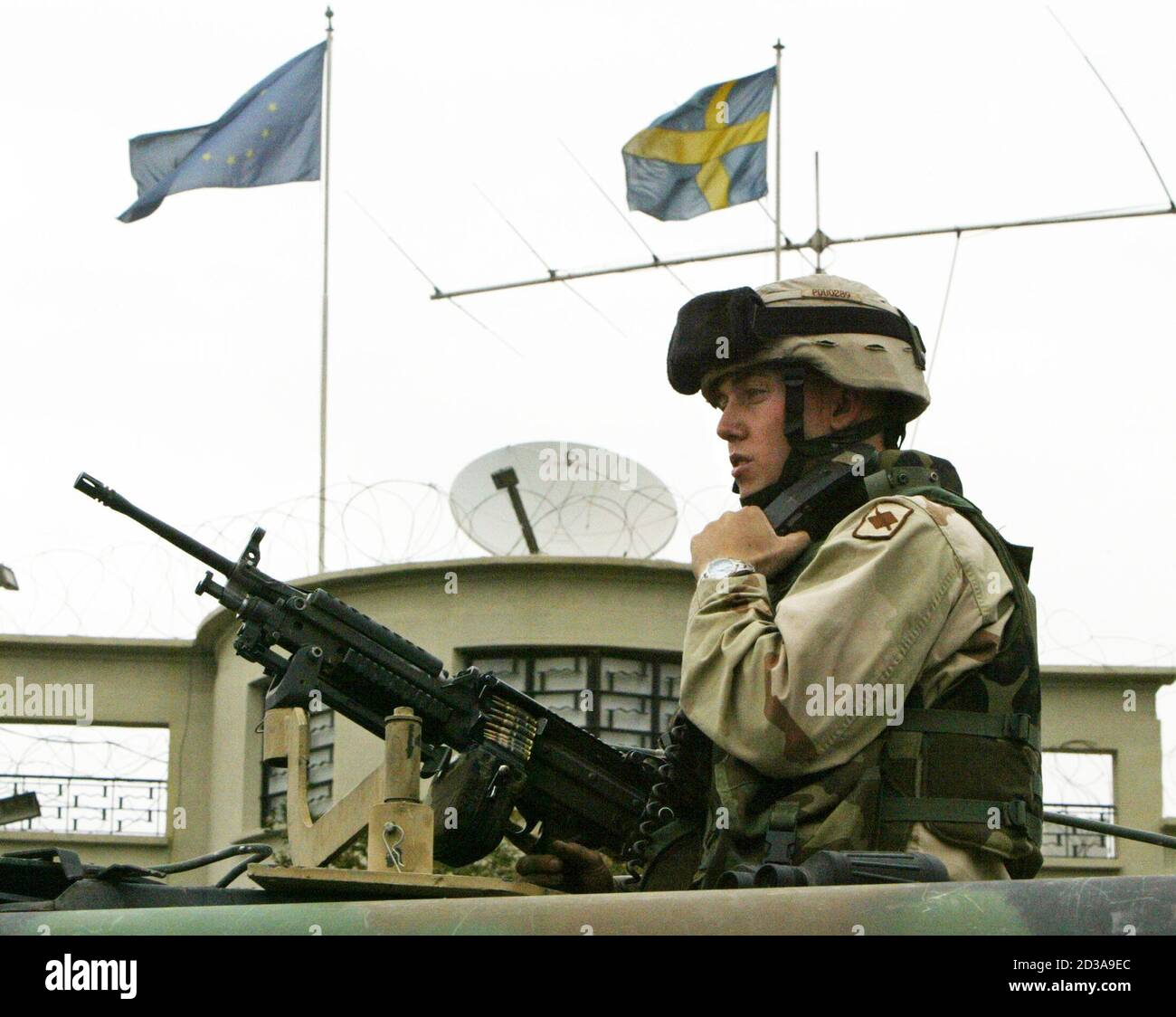 Un soldado del ejército estadounidense llega para investigar un cohete que se metió en los terrenos de la embajada sueca en Irak en la capital Bagdad el 19 de abril de 2004. El edificio estaba desocupado y no hubo víctimas, dijeron los testigos. REUTERS/Oleg Popov CLH/WS Foto de stock