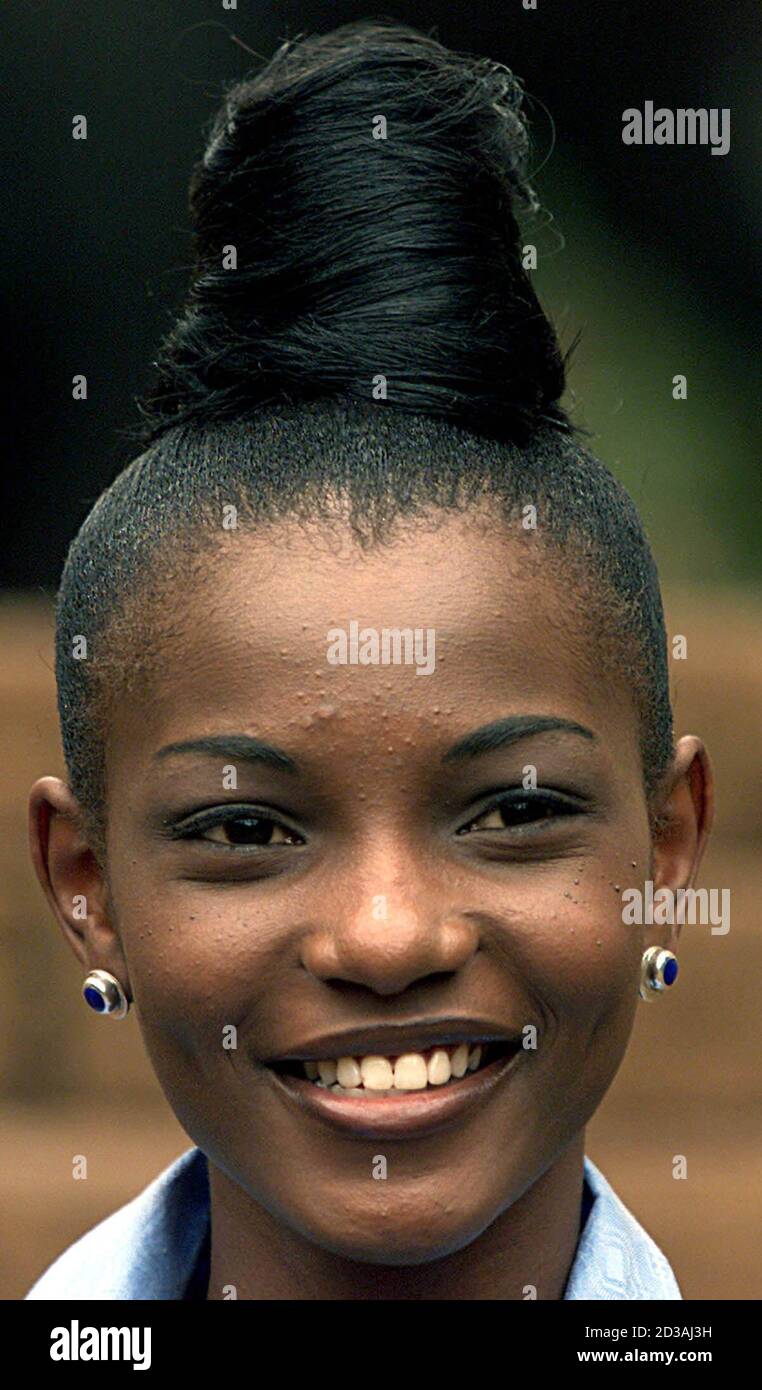 Recién coronada Miss Mundo 2001, Miss Nigeria, Agbani Darego 18, sonríe  después mientras conoce a los medios en Sun City, al oeste de  Johannesburgo, el 17 de noviembre de 2001. Darego fue
