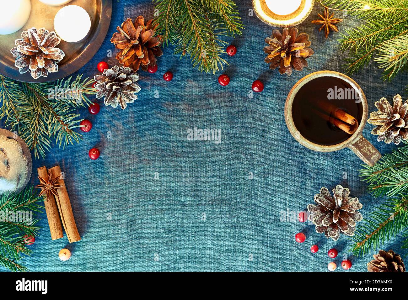 Copa de bebida caliente sobre fondo de Navidad. Noche acogedora, taza de vino caliente, Navidad Foto de stock
