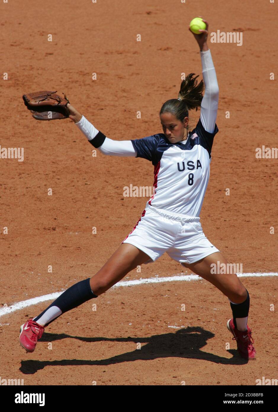 Catherine Osterman de los EE.UU. Lanza un lanzamiento durante el juego  preliminar de softbol olímpico femenino contra Japón en Atenas.  REUTERS/Mike Finn-Kelcey SN/AA Fotografía de stock - Alamy