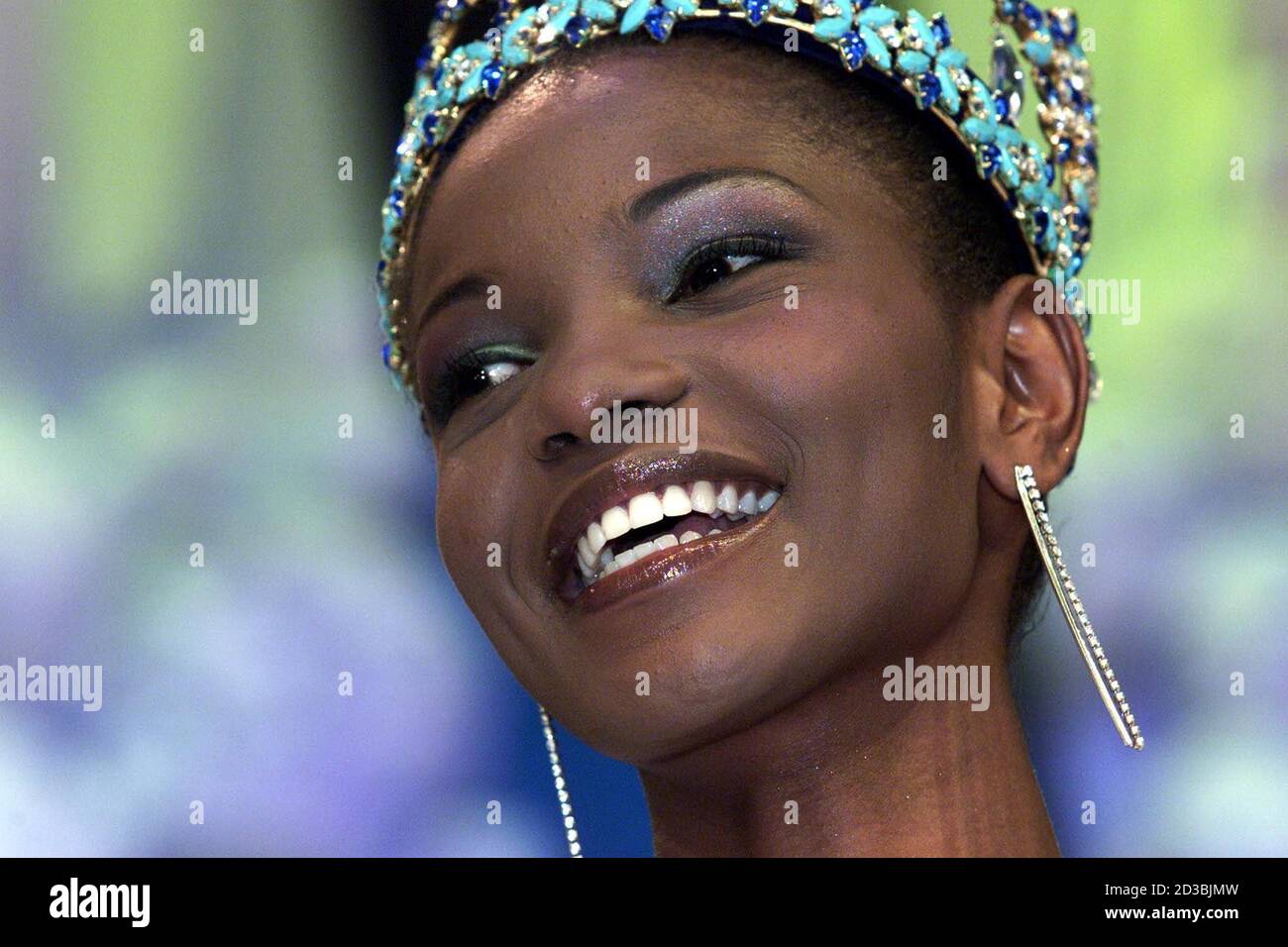 Miss Nigeria Agbani Darego, de 18 años, sonríe después de ser coronada Miss  Mundo 2001 en Sun City al oeste de Johannesburgo el 16 de noviembre de  2001, la primera mujer negra