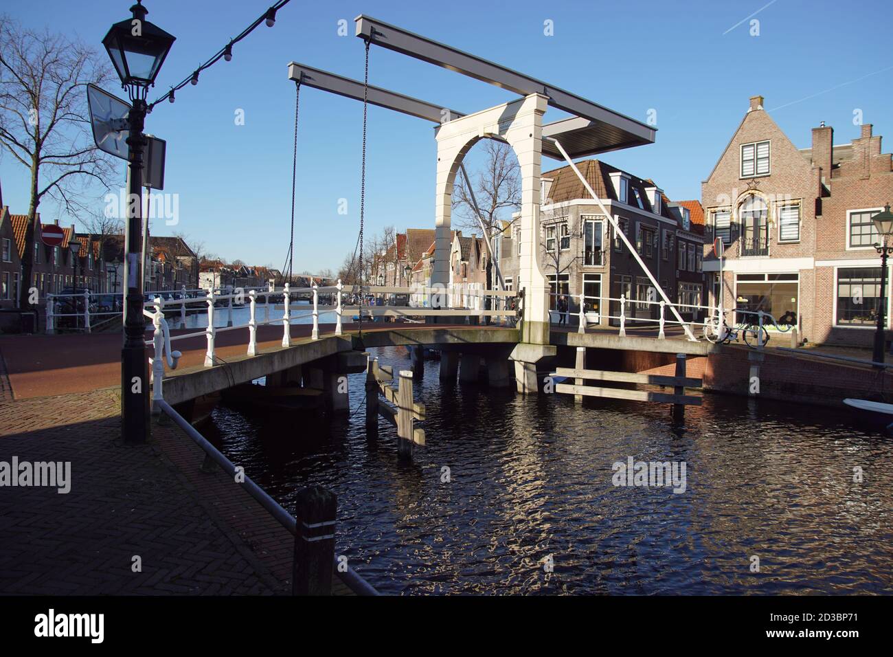 Canal con puente levadizo newland puente (nieuwlandbrug) y casas con fachadas antiguas, escalonado gables en Alkmaar, una ciudad en los países Bajos Foto de stock