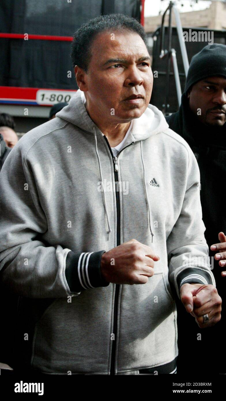 La leyenda del boxeo Muhammad Ali con un grupo de fans en un evento en el Harlem de la ciudad de Nueva York el 5 de de 2004. [
