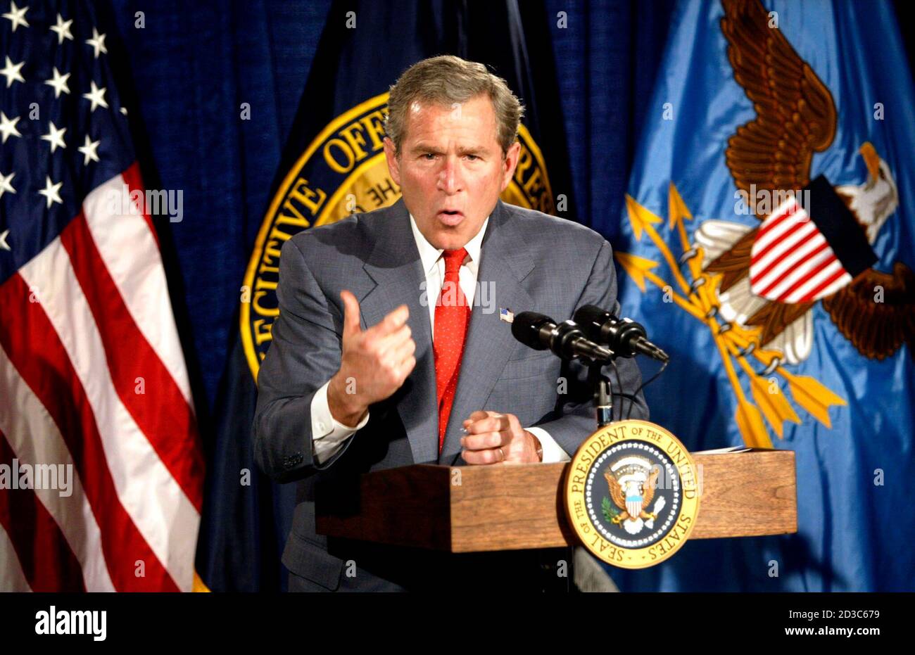 El presidente George W. Bush habla sobre su plan de estímulo económico durante una visita a la National Flag Company en Alexandria, Virginia, el 9 de enero de 2003. Bush usó la visita a esta pequeña compañía para defender su plan de reducción de impuestos de $670 mil millones. REUTERS/Kevin Lamarque KL Foto de stock