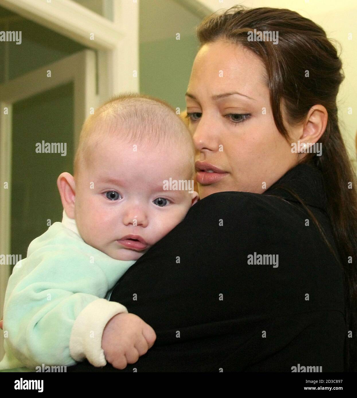 Foto Tomada 21aug03 La Actriz De Hollywood Angelina Jolie Tiene Un Bebe Mientras Visita El Hospital Infantil Morozov En Moscu El 21 De Agosto De 03 Jolie Planea Ir A La Region