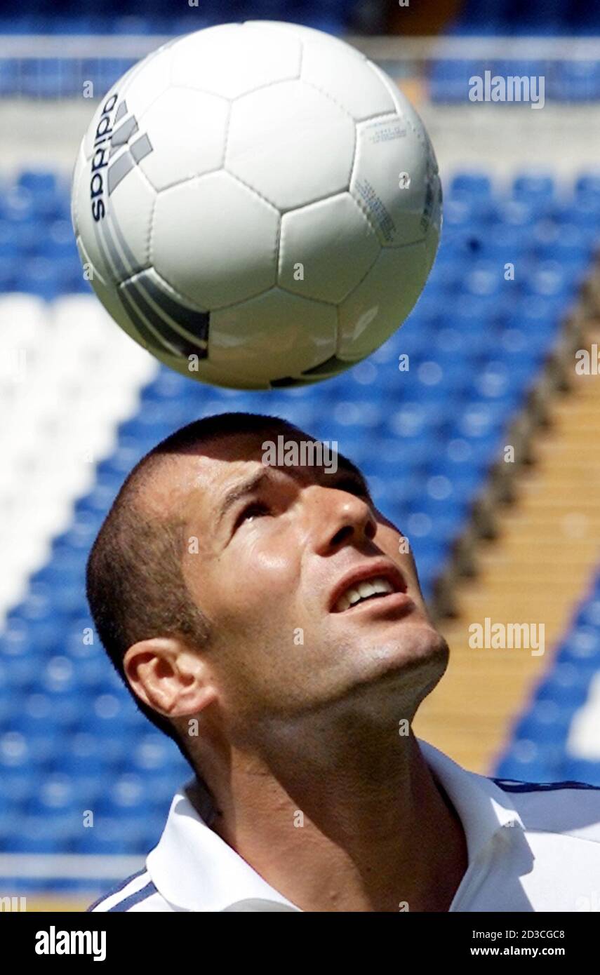 La nueva estrella del fútbol del Real Madrid, el francés Zinedine Zidane,  encabeza el balón durante un fotociclo en el estadio Santiago Bernabeu de  Madrid el 23 de julio de 2001. Zidane,