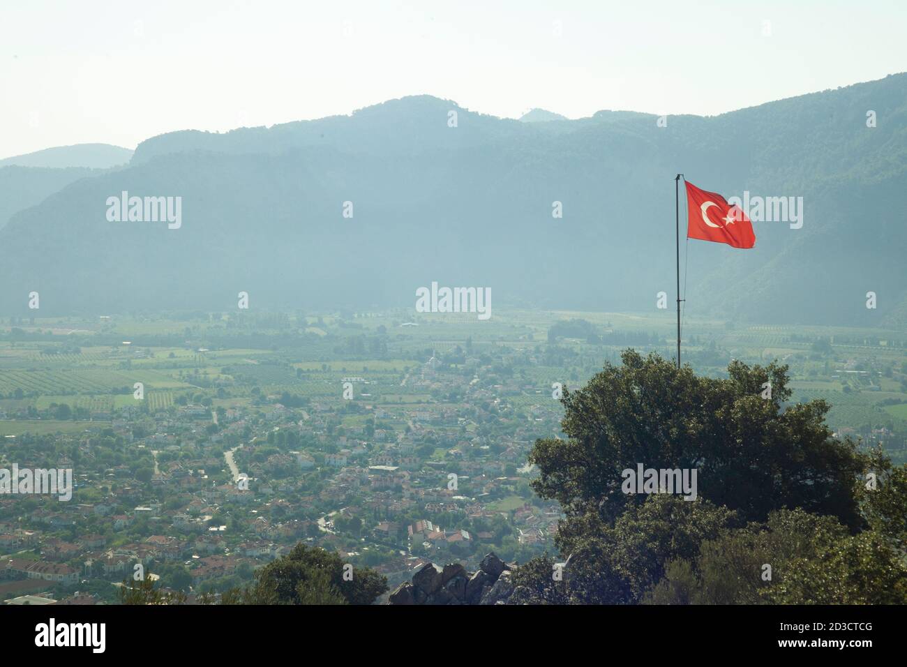 Bandera turca que vuela en la cima de la montaña, campo, colinas y montañas, Dalyan, Provincia de Mugla, Turquía. Bandera de la cima. Foto de stock