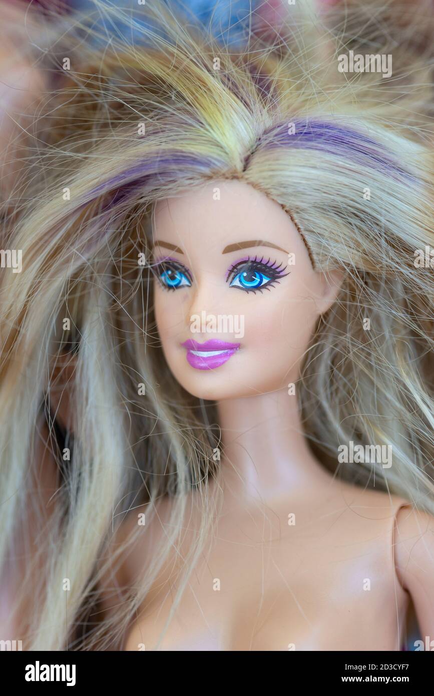 Close up de una cara de mu eca Barbie con el pelo rubio Fotograf a