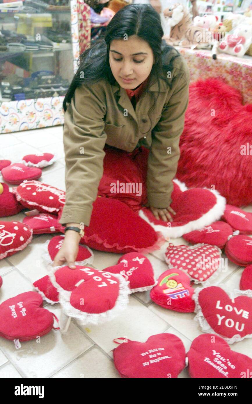 Una niña India mira los corazones del día de San Valentín en una tienda de  regalos en la ciudad India del norte de Chandigarh 13 de febrero de 2003.  El día de