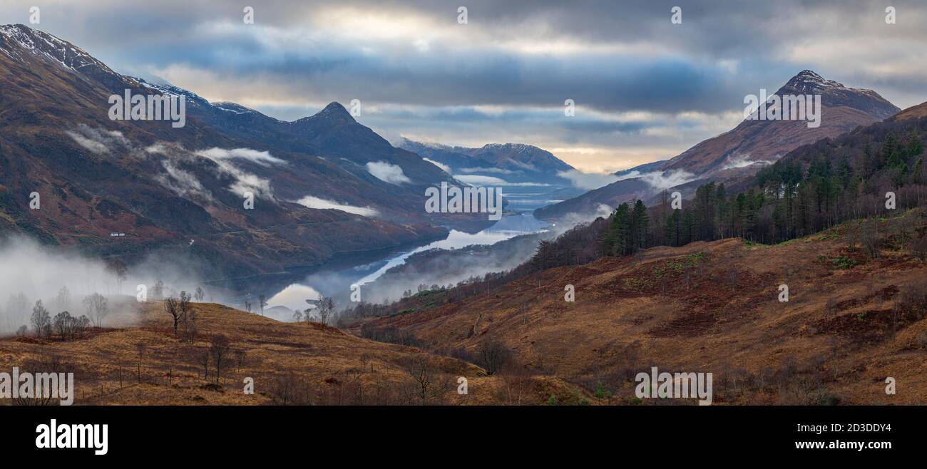 Imagen panorámica cosida del Lago Leven y el Pap de Glencoe con la niebla ondulante de encima de Kinlochleven, Lochaber, tierras altas escocesas, Escocia. Vino Foto de stock