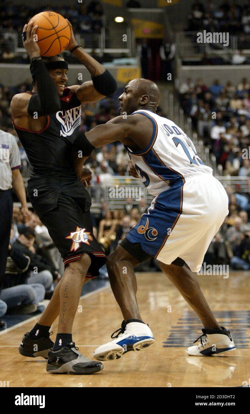 Más allá esqueleto portugués Philadelphia 76ers Allen Iverson sostiene el balón mientras Michael Jordan  (R) del Washington Wizard defiende durante la primera mitad de su partido  de la NBA en el MCI Center en Washington, 22