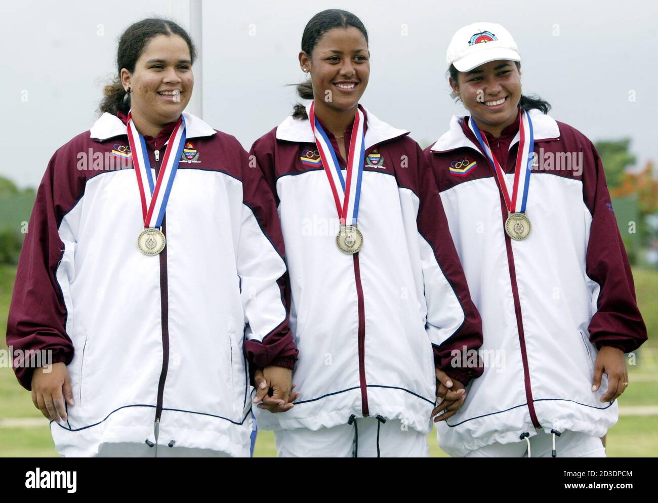 Leidy Brito (L), Rosanna Rosario (C) y Vanessa Chacon sonreían con su  medalla de bronce en la final de tiro con arco contra el equipo de Chile en  los XIV Juegos Panamericanos