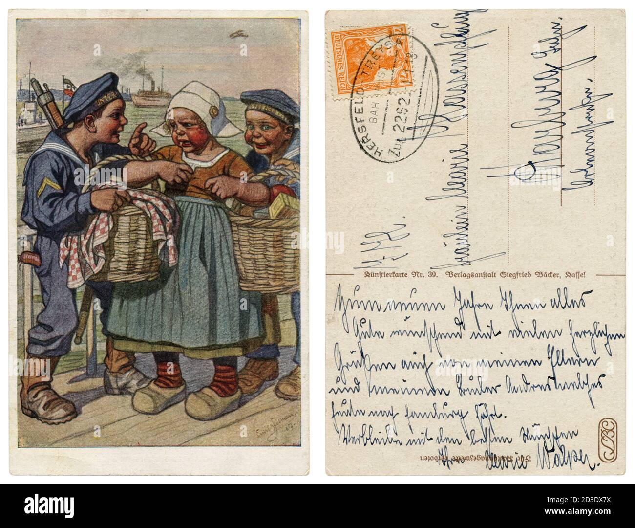 Postal histórica alemana: Niños como adultos: Los marineros de la Armada Imperial Alemana roban a una niña más sutler con canastas de comida, la guerra mundial, 1917 Foto de stock