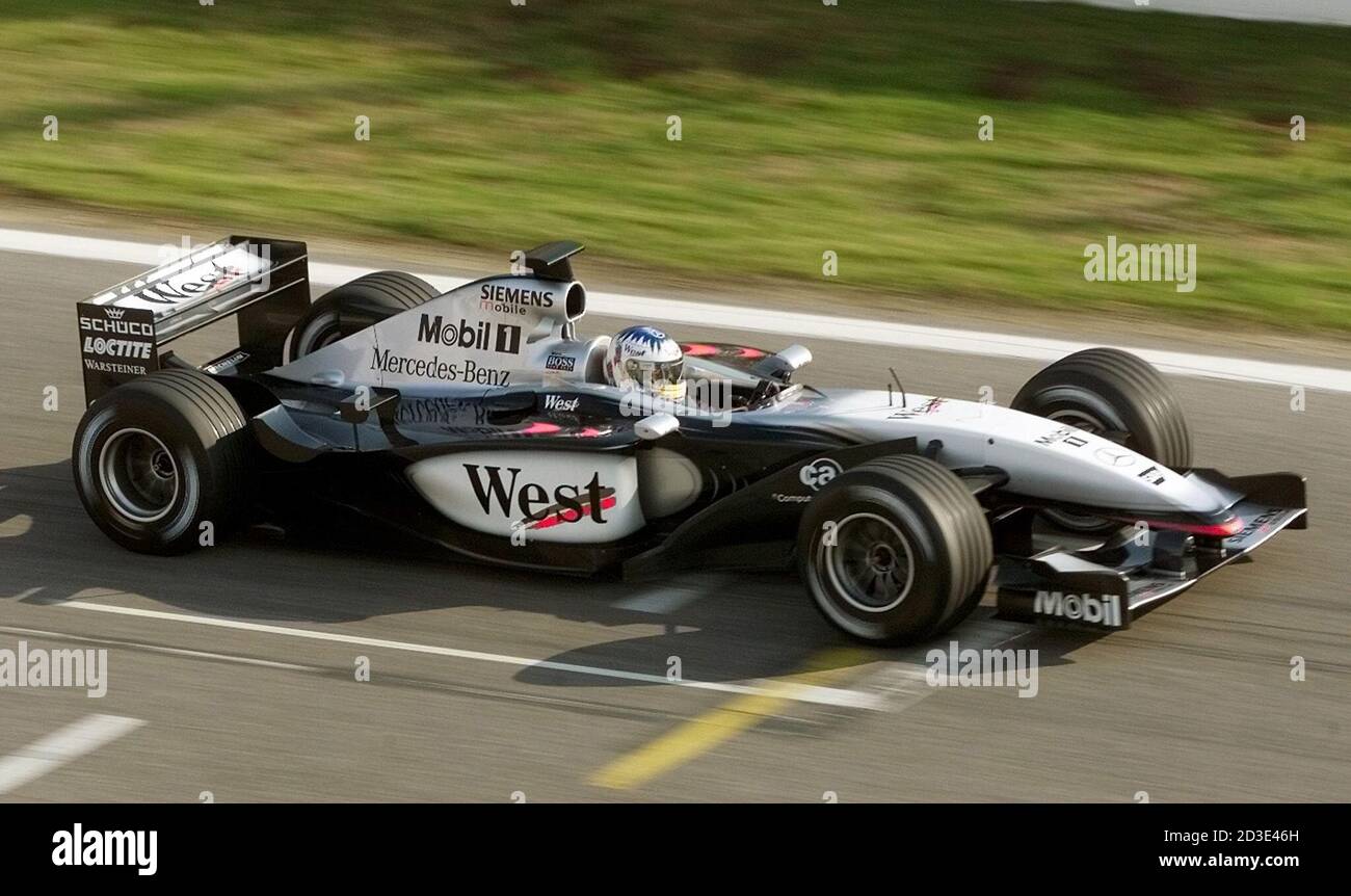 fuga de la prisión satélite juicio El piloto austríaco Alexander Wurz se lleva a su primera vuelta en el nuevo  Mercedes MP4-17 de MacLaren en el circuito de Montmelo de Barcelona el 19  de enero de 2002. El