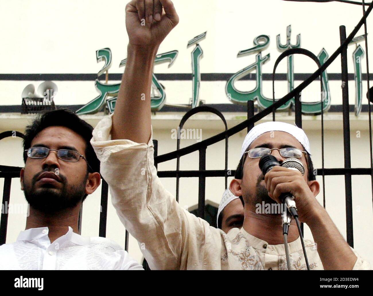 El líder islámico de Bangladesh se dirige a una manifestación fuera de la mezquita nacional durante una manifestación de protesta contra los recientes comentarios del congresista estadounidense, en Dhaka. Un líder islámico bangladeshí se dirige a una manifestación fuera de la mezquita nacional, durante una manifestación de protesta contra las recientes observaciones hechas por un congresista estadounidense, en Dhaka, el 29 de julio de 2005. Un congresista estadounidense que sugirió que Estados Unidos podría considerar bombardear sitios sagrados musulmanes, incluida la Meca, ha formulado demandas de disculpas de los grupos musulmanes y árabes de Estados Unidos, pero rechazó reunirse con una organización líder. REUTERS/Rafiqur Rahman Foto de stock