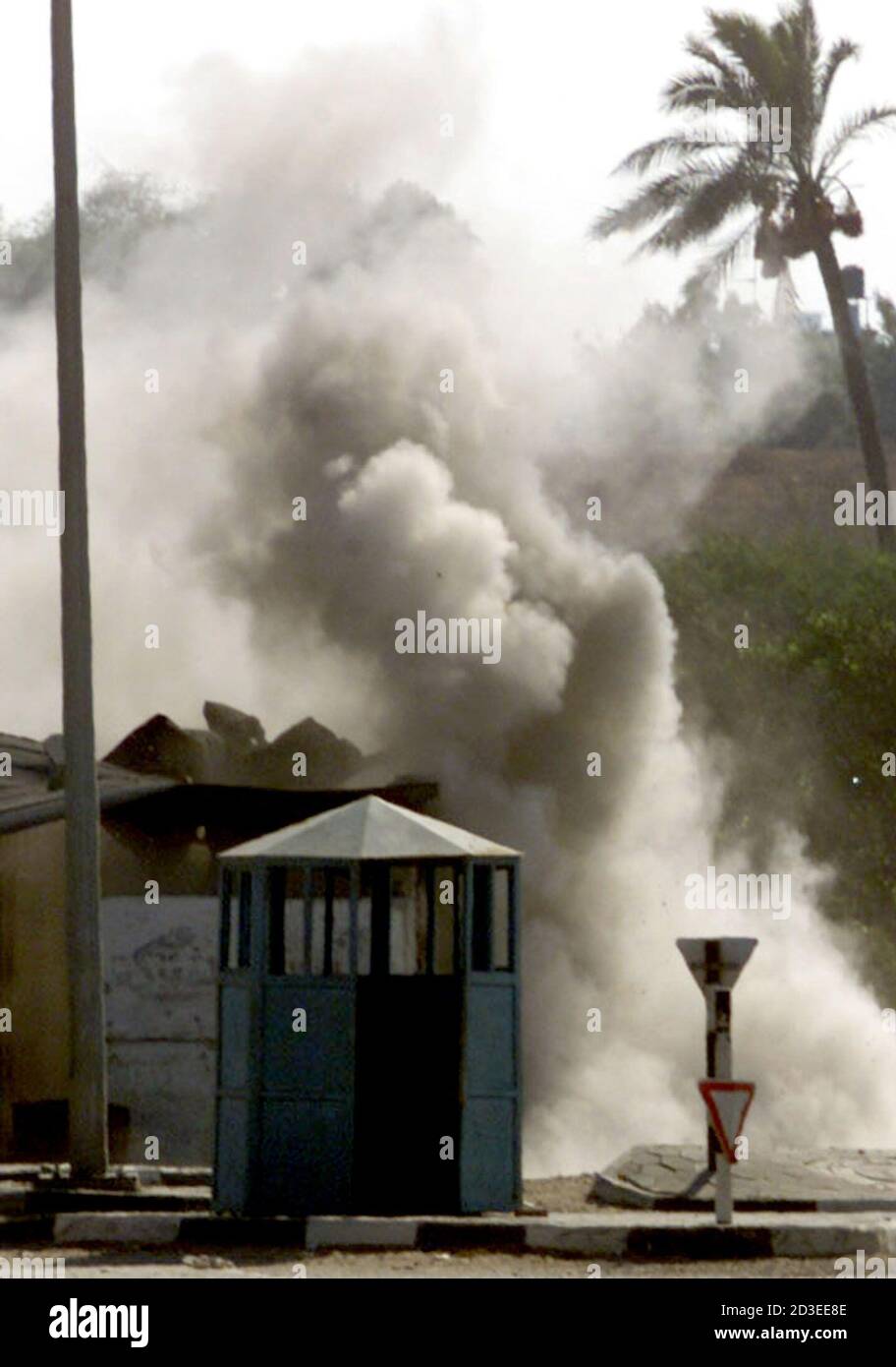 El humo se eleva desde un campamento de policía palestino cerca del asentamiento judío Netzreem en la Franja de Gaza el 1 de octubre de 2000 después de un ataque con cohetes desde una posición de avance del ejército israelí. Las fuerzas de seguridad israelíes lucharon con palestinos en el cuarto día de violencia, que ha visto como mínimo 27 palestinos muertos y que se ha derramado sobre las ciudades árabes de Israel. REUTERS/Ahmed Jadallah. AJ/CRB Foto de stock