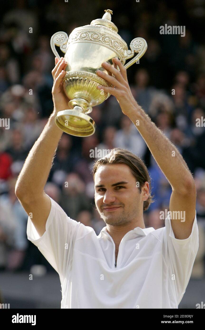 Roger federer wimbledon 2004 trophy fotografías e imágenes de alta