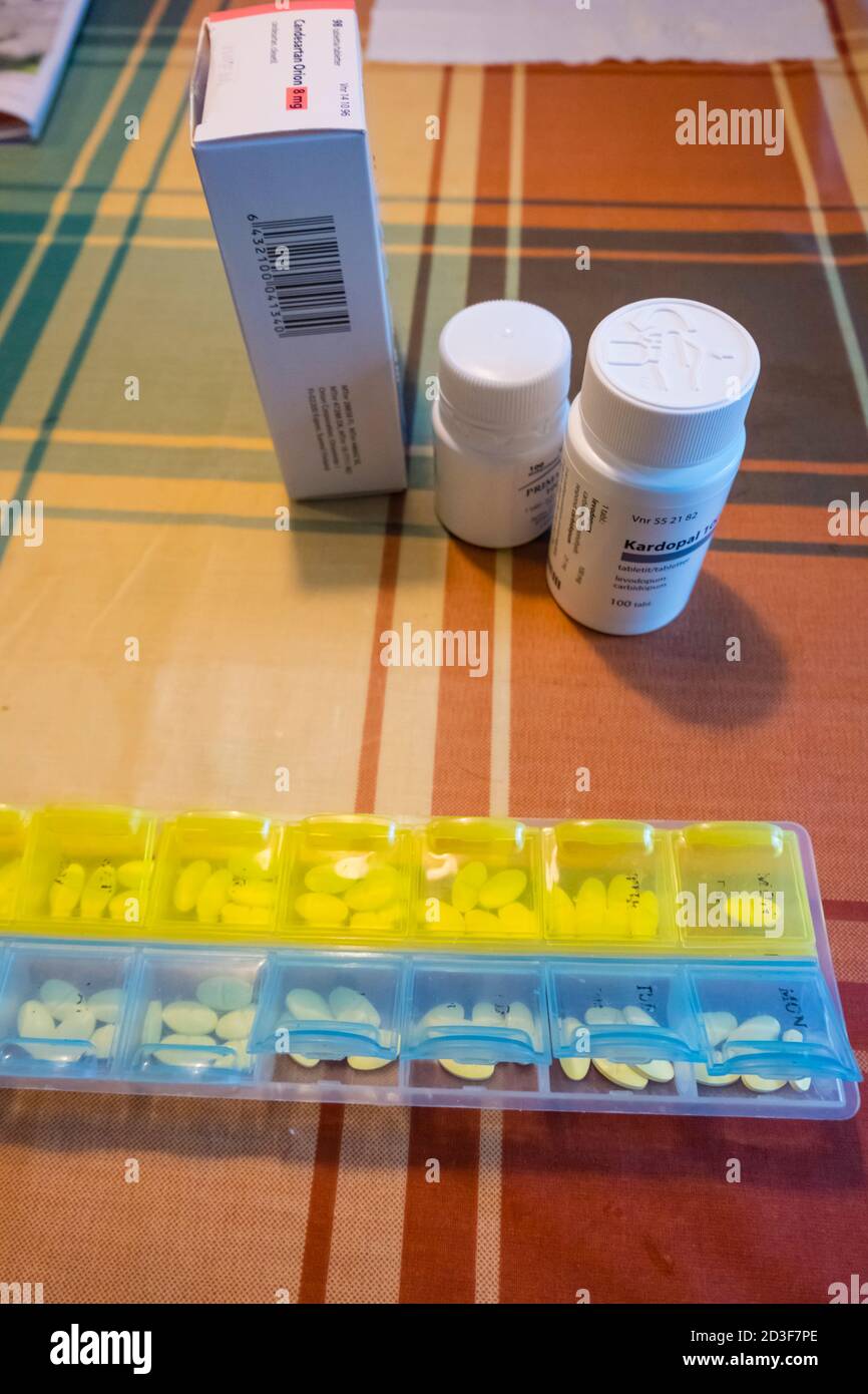 Medicamentos durante 2 semanas en un organizador de pastillas Finlandia Foto de stock