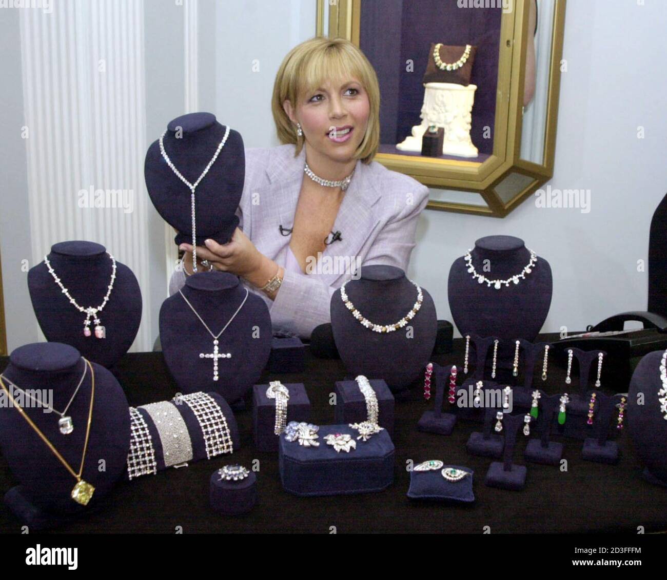 Carol Brodie, portavoz de la Casa de Harry Winston, sostiene un collar en  forma de y con diamantes redondos y en forma de pera, parte de $73 millones  en joyas exhibidas en