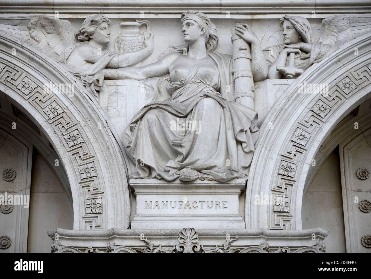 Londres, Inglaterra, Reino Unido. Oficina de Asuntos Exteriores y del Commonwealth (1868) Whitehall. Figura alegórica (Henry Hugh Armstead: 1828-1905) que representa a Manufactura Foto de stock