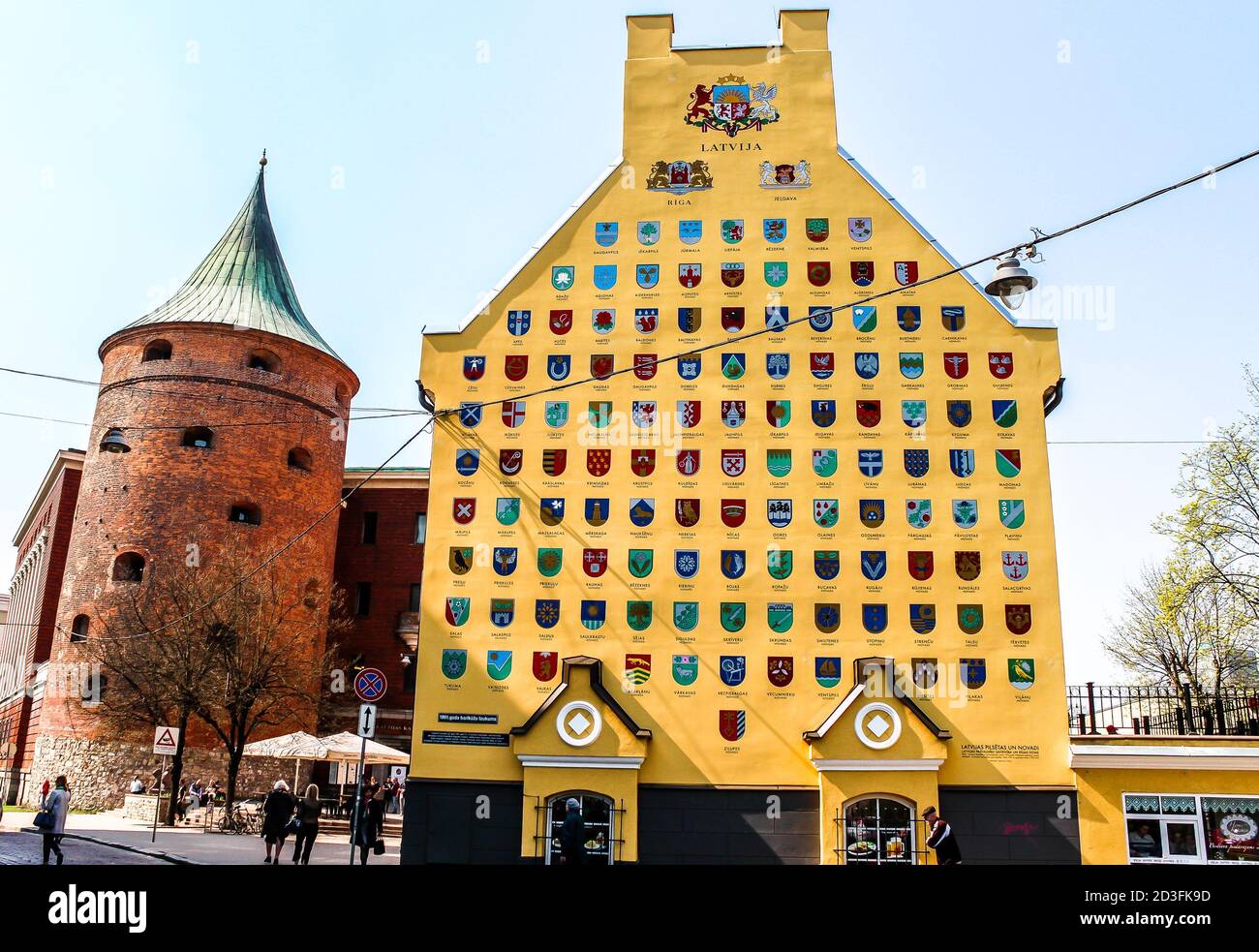 Torre del polvo (Pulvertornis) y la construcción con los emblemas de las  ciudades de Letonia en Riga Fotografía de stock - Alamy