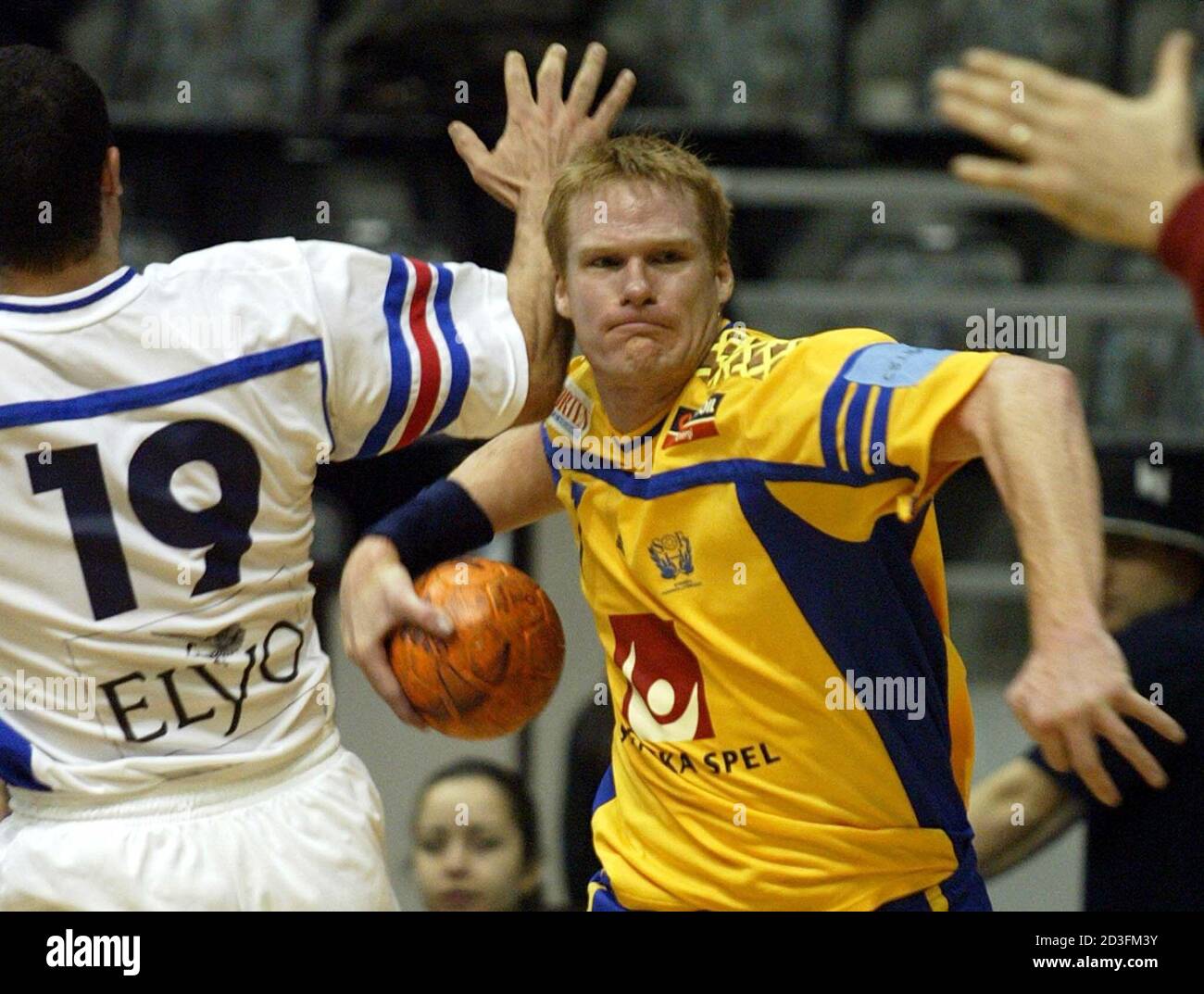Mathias Franzen (R) de Suecia pasa a Patrick Cazal (L) de Francia durante su balonmano mach en la Copa de las Naciones 2003 en Belgrado 5 de enero de 2003. REUTERS/Ivan Milutinovic IM/AA Foto de stock