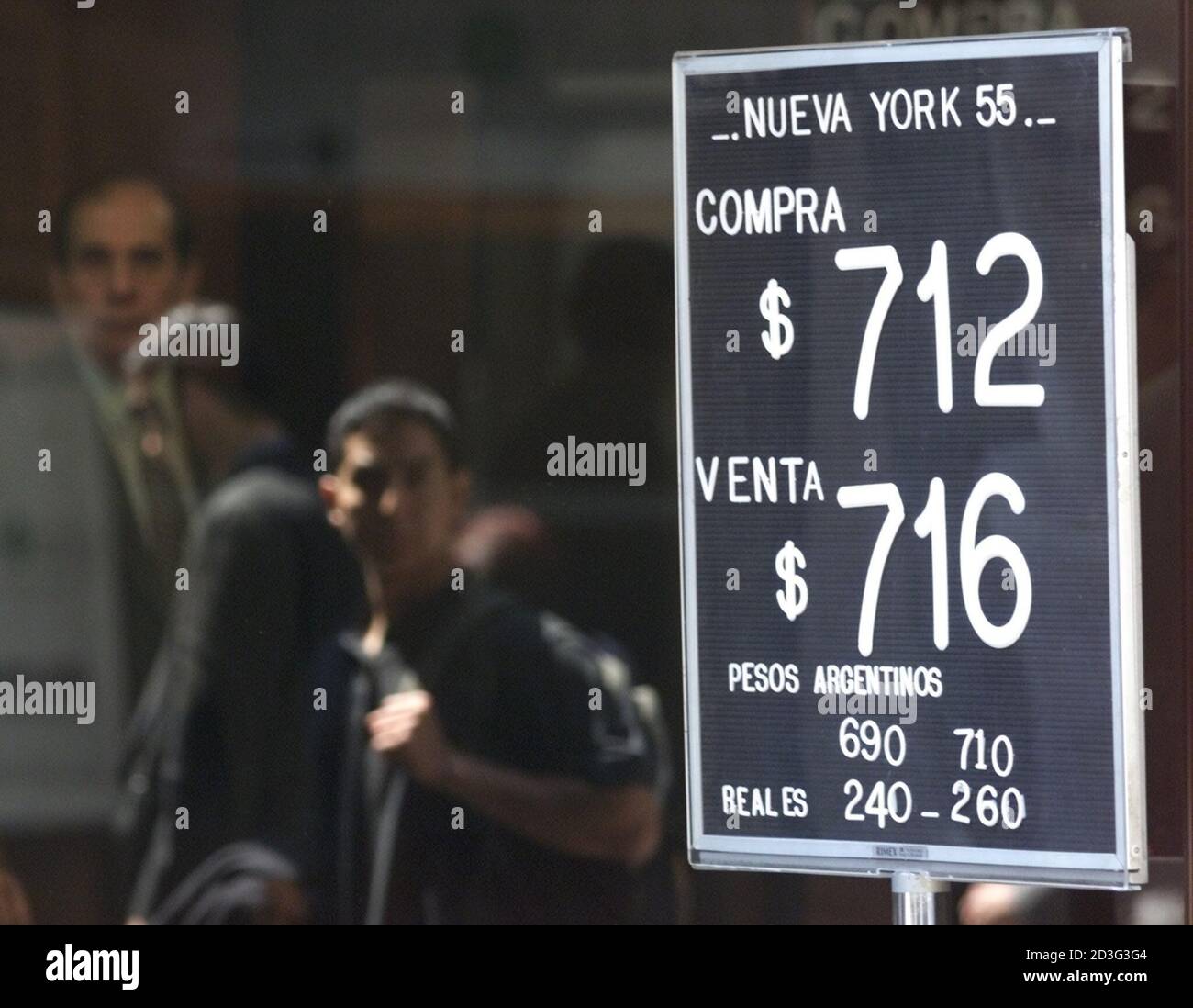 Proceso Extranjero salir Un cartel fuera de una oficina de cambio de divisas muestra un valor  histórico bajo del peso chileno frente al dólar estadounidense en Santiago,  8 de octubre de 2001. La moneda cayó