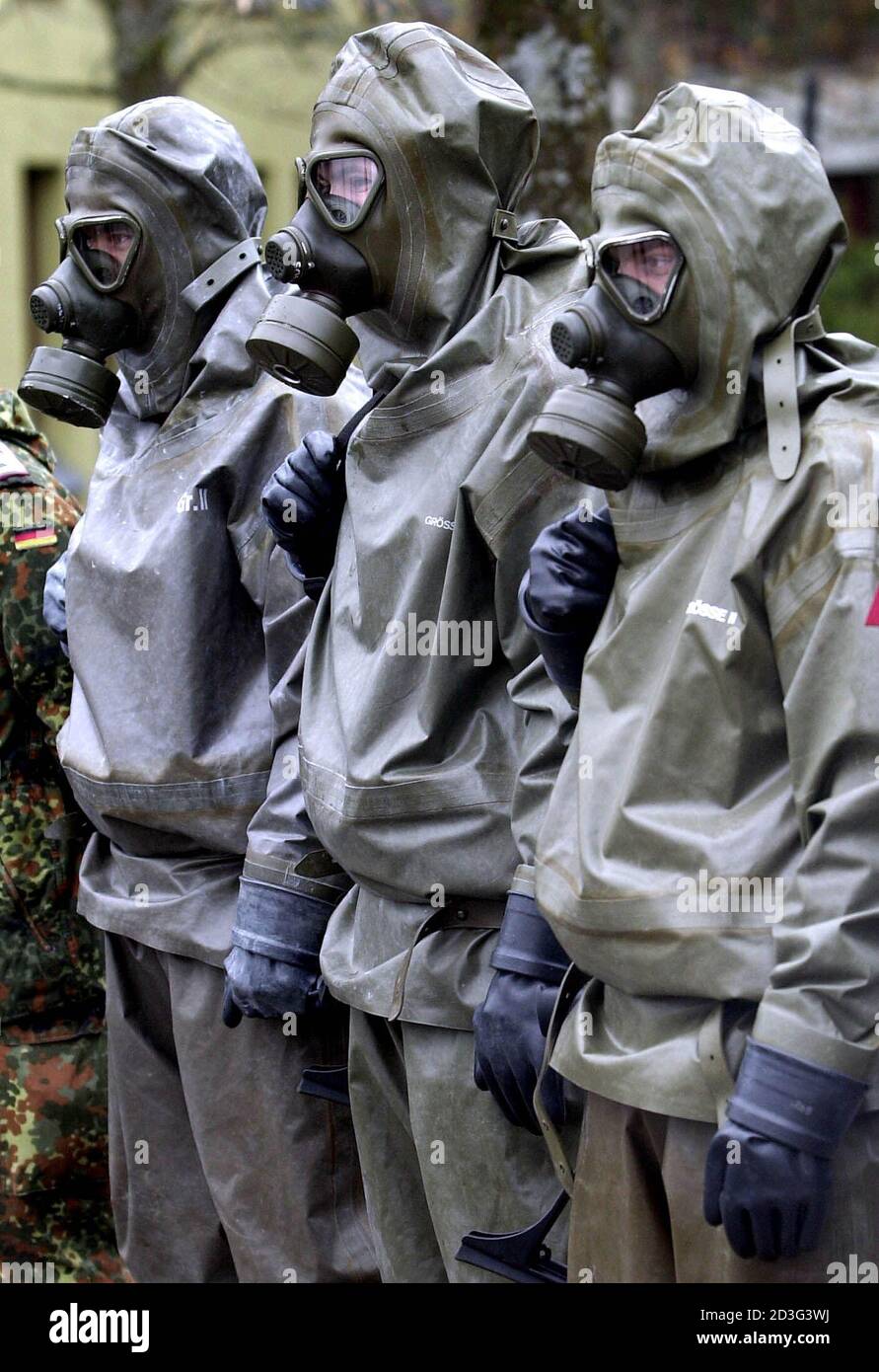 Soldados alemanes en ropa de protección hermética posan durante una  presentación en los medios de comunicación en Sonthofen 19 de noviembre de  2001. Alemania ofrece 800 soldados de sus unidades Fuchs con