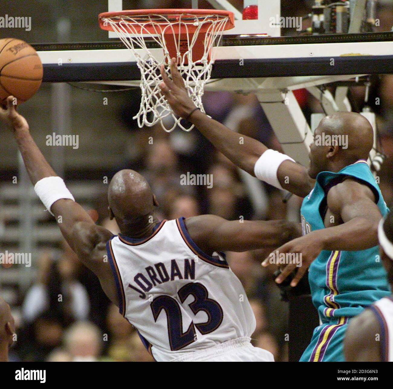 Michael Jordan (L) de los Washington Wizards pasa por Jerome Moiso de los  New Orleans Hornets para una escala durante la acción de la NBA en el MCI  Center en Washington el