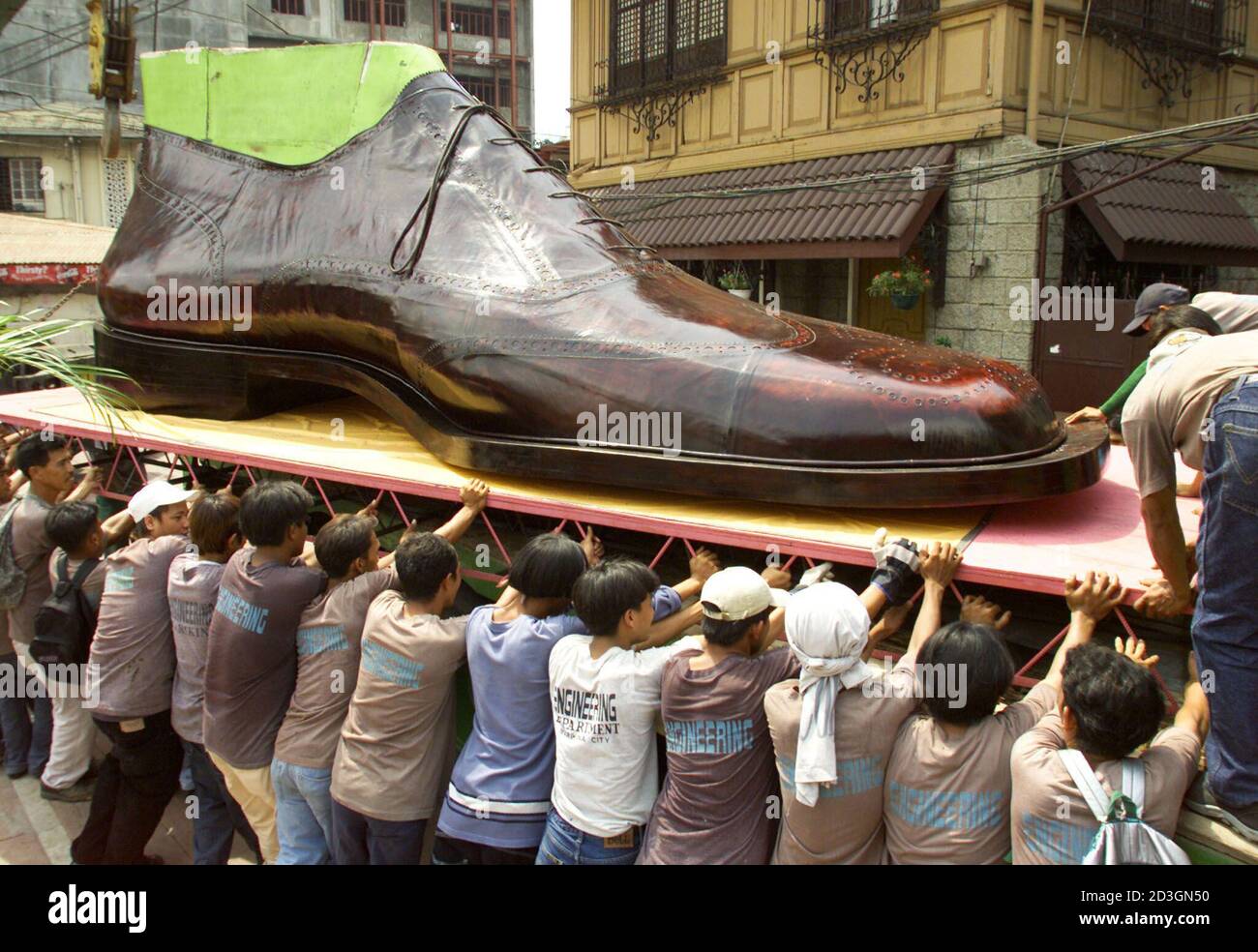 Zapatos Gigantes Fotos e Imágenes de stock - Alamy