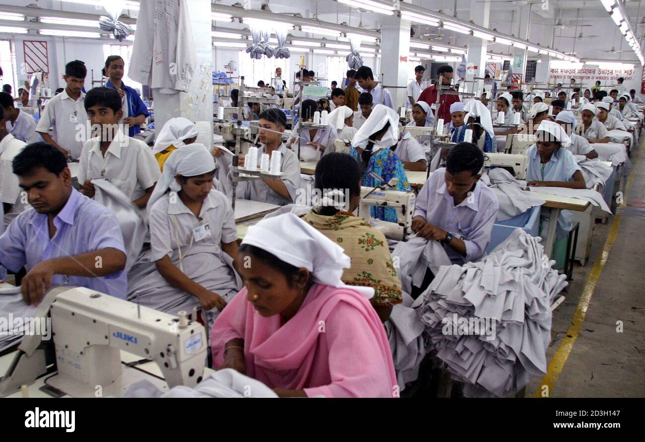 Los trabajadores sientaron en una fábrica de ropa en Gazipur, cerca de la  capital de Bangladesh, Dhaka, el 15 de junio de 2005. En todo Bangladesh,  cientos de pequeñas fábricas de ropa