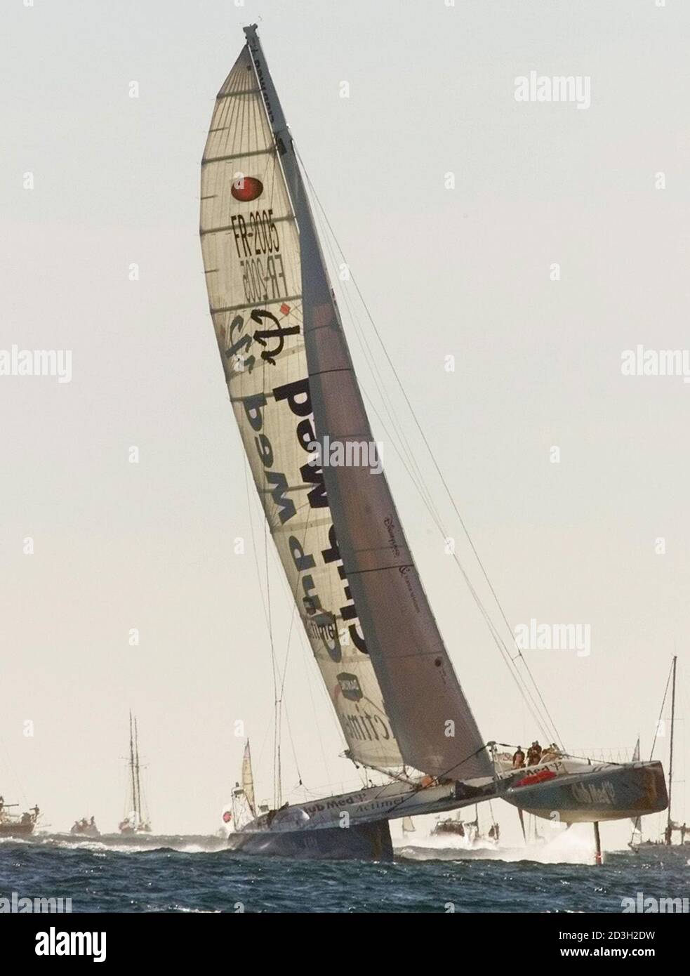 El catamarán French Club Med cruza la línea de salida frente al Port  Olímpic de Barcelona el 31 de diciembre de 2000. La Carrera consiste en un  circuito completo alrededor de la
