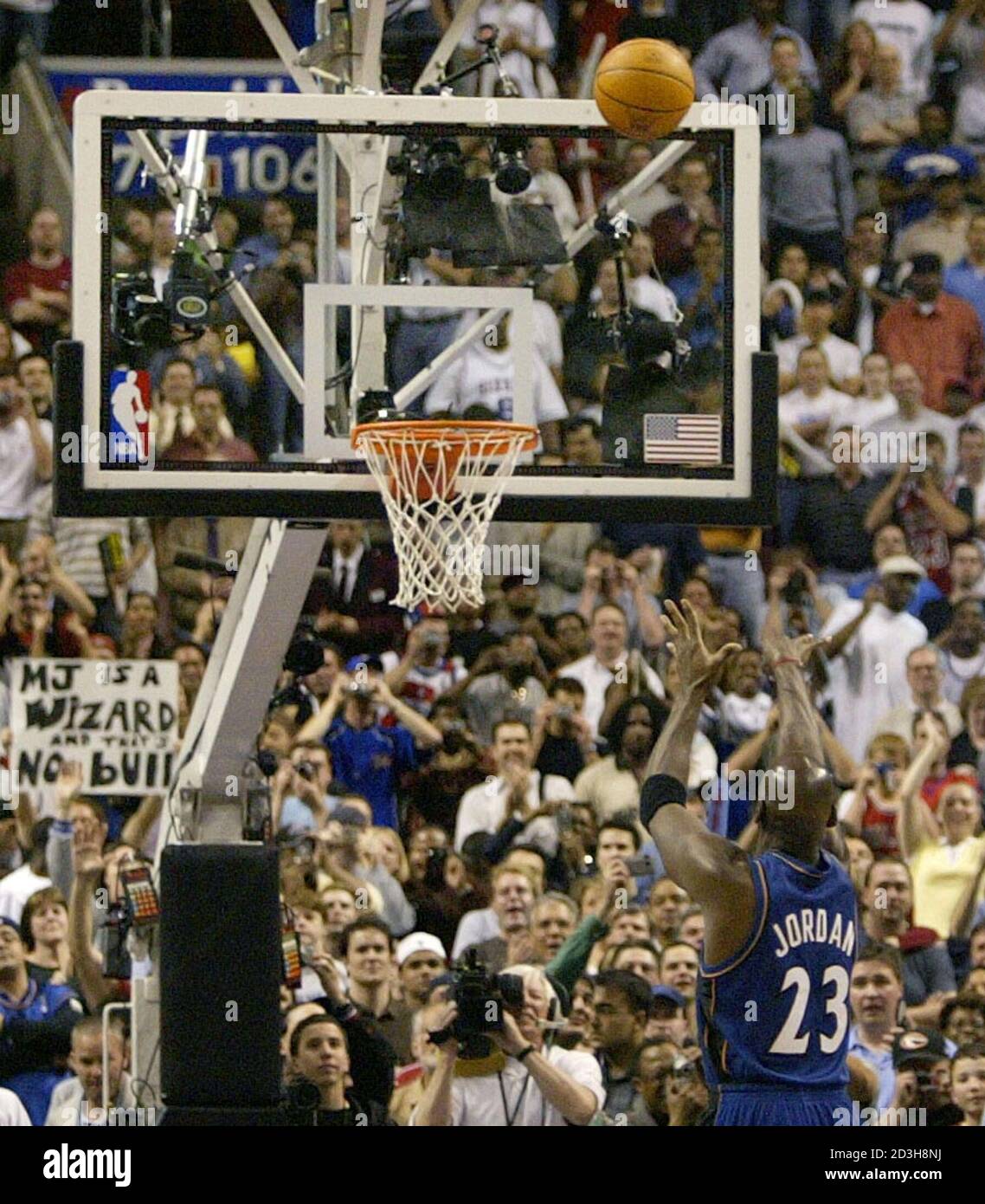 botella pescado angustia Michael Jordan de los Washington Wizards anota el punto final de su carrera  en un tiro sucio con un minuto y 45 segundos en el juego contra los 76ers  de Filadelfia, en