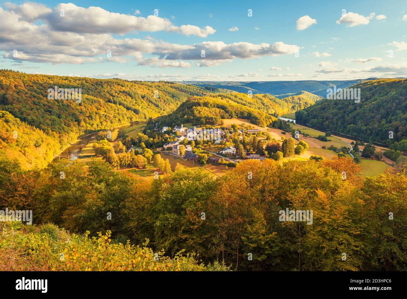 Vista de gran ángulo sobre el pueblo de Frahan en el Provincia de Luxemburgo y Región de las Ardenas de Valonia Bélgica Foto de stock