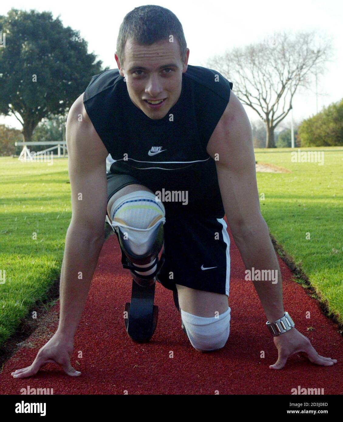 Oscar Pistorius, de 18 años, se prepara para el entrenamiento en Pretoria  el 8 de junio de 2005. A primera vista, el sudafricano podría ser cualquier  otro joven y prometedor sprinter -