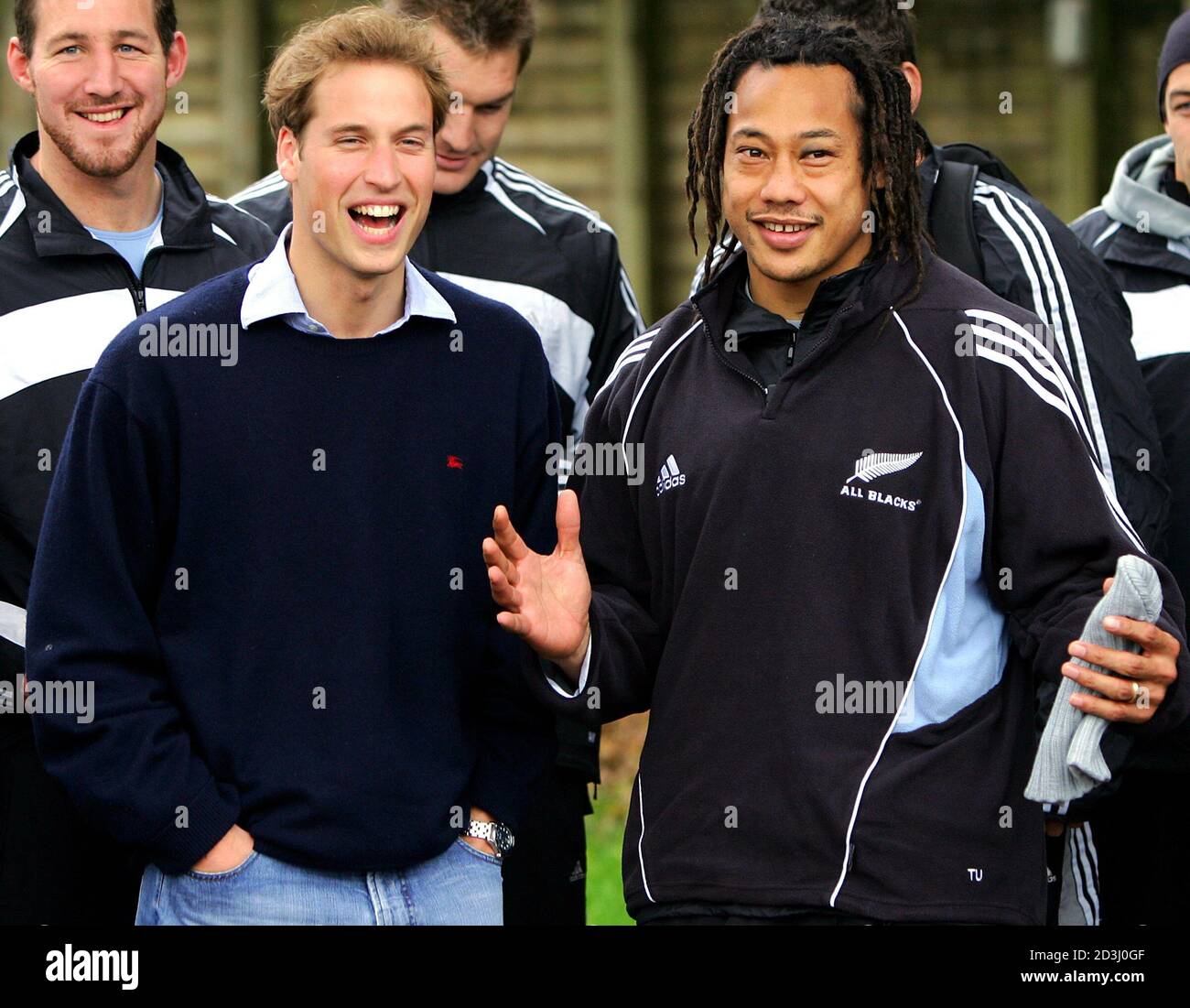 Britain's Prince William laughs with captain of the All Blacks Tana Umaga at a public training session in Auckland. Britain's Prince William (front L) laughs with the captain of the All Blacks Tana Umaga (front R) at a public training session in Auckland July 4, 2005. Prince William, who graduated recently from Scotland's St Andrews University, met the All Black team two days after they defeated the British and Irish Lions in Wellington and took an unbeatable 2-0 lead in the best-of-three test series. Prince William is also performing official duties during his ten-day tour of New Zealand, hi Foto de stock