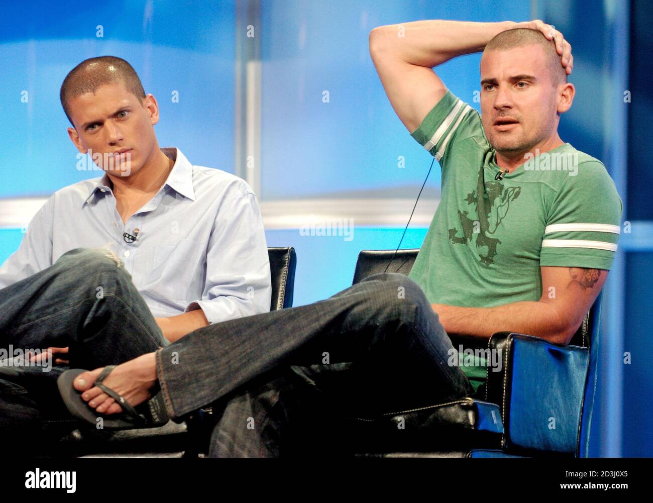 Wentworth Miller Peliculas Y Programas De Television Dominic Purcell, cast member in new series "Prison Break," answers question  as fellow cast member Miller watches in Beverly Hills. Dominic Purcell (R),  a cast member in the new television series "Prison