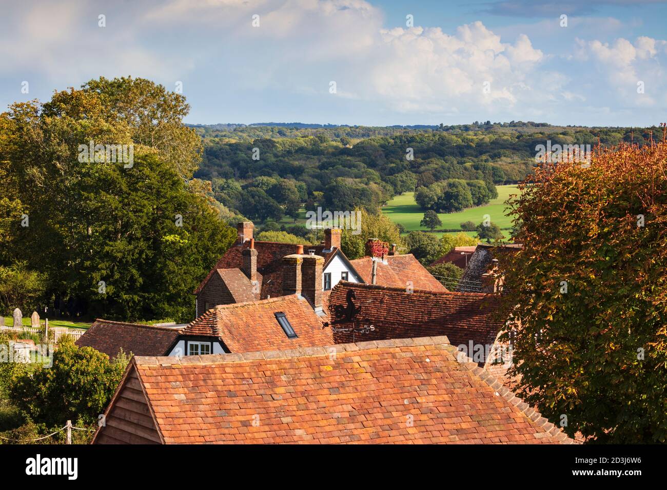 Vista sobre los tejados de la cabaña y el paisaje de High Weald en verano, Burwash, East Sussex, Inglaterra, Reino Unido, Europa Foto de stock