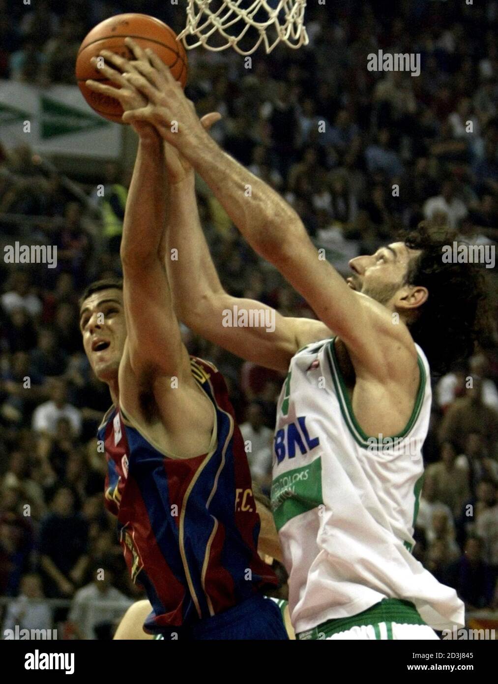 EL FORWARD DE LA FUENTE DEL FC BARCELONA Y EL CENTER GARBAJOSA DE BENETTON  TREVISO LUCHARON POR UN REBOTE DURANTE SU PARTIDO FINAL DE LA EUROLIGA  BASKETBALL EN LOS CUATRO TORNEOS Fotografía