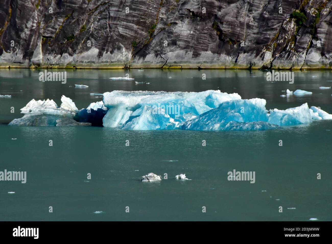 Iceberg flotando en el fiordo de Tracy Arm en Alaska Foto de stock