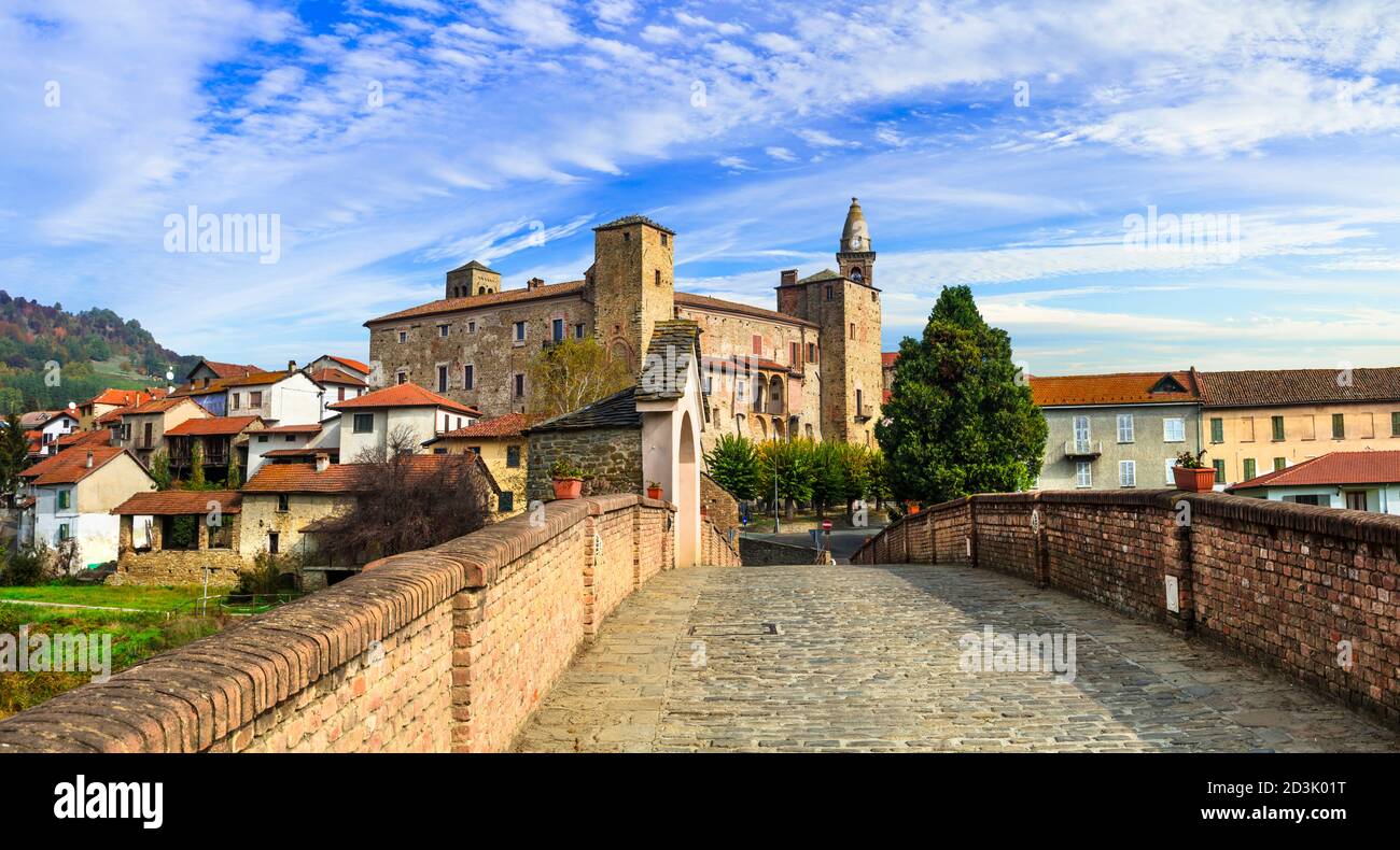 Impresionante monasterio y castillo medieval de Bormida en regione Asti, Piamonte. Italia Foto de stock