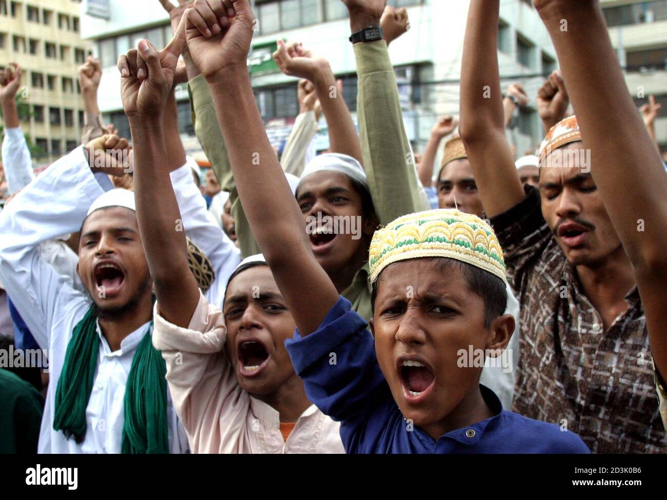 Los musulmanes bangladesíes cantan consignas contra los EE.UU. Durante una manifestación en Dhaka el 29 de julio de 2005. Miles de activistas islámicos de Bangladesh realizaron una ruidosa protesta en la capital Dhaka el viernes después de que un congresista estadounidense sugirió que Estados Unidos podría considerar bombardear sitios sagrados, incluyendo la Meca. El representante Tom Tancredo (R-CO) hizo el comentario el 14 de julio en respuesta a la pregunta de un presentador de radio sobre una posible respuesta a cualquier hipotético ataque terrorista nuclear contra la REUTERS/Rafiqur Rahman DCS/KS de EE.UU Foto de stock