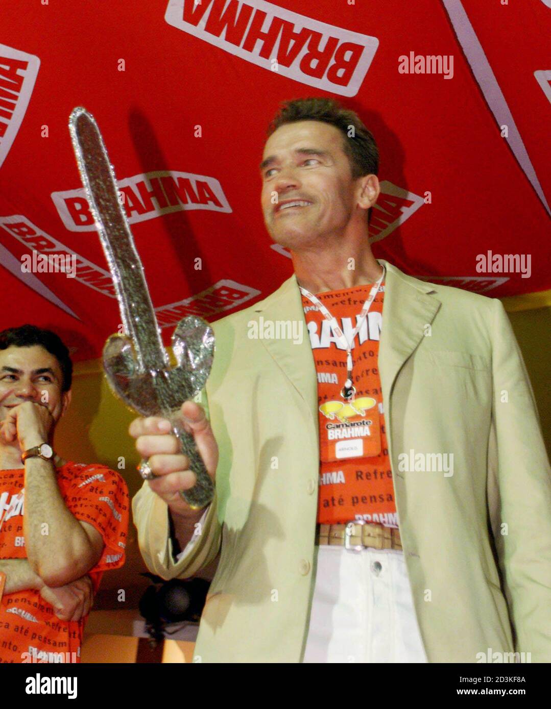 El actor Arnold Schwarzenegger posará con una espada de juguete que le  lanzó un revelador de carnaval en el estadio de Sambódromo de Río de  Janeiro el 25 de febrero de 2001.