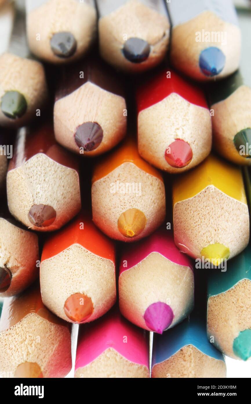 Lápices multicolor de cerca con enfoque diferencial Foto de stock