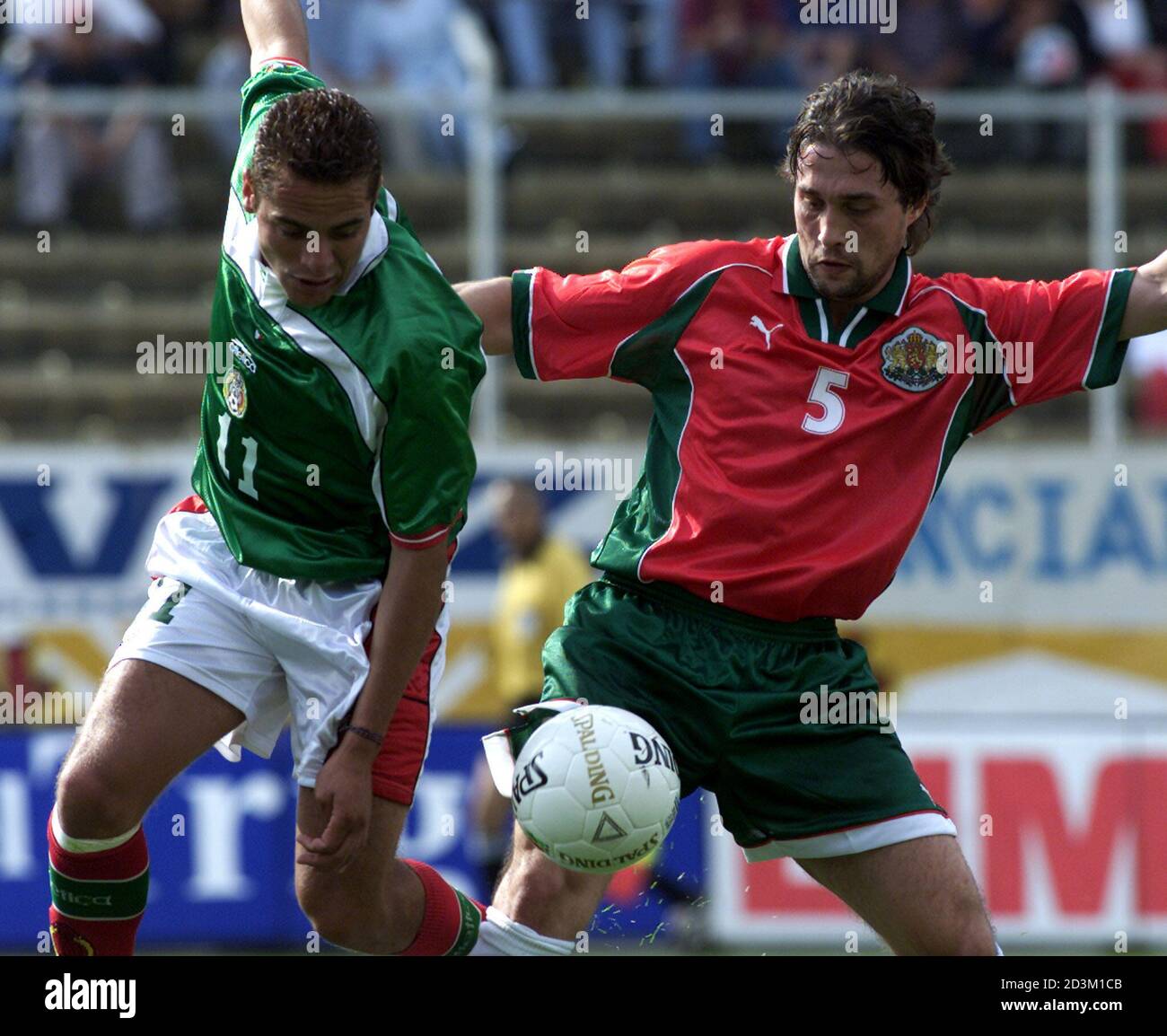 El delantero de México Daniel Osorno (L) lucha por el balón con el defensor  de Bulgaria Jordan Petrov durante su amistoso partido de fútbol en el  estadio Morelos en México, el 24